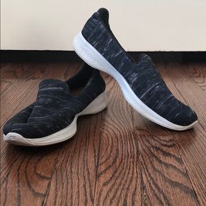 Skechers Goga Max Walking Shoe, size 10